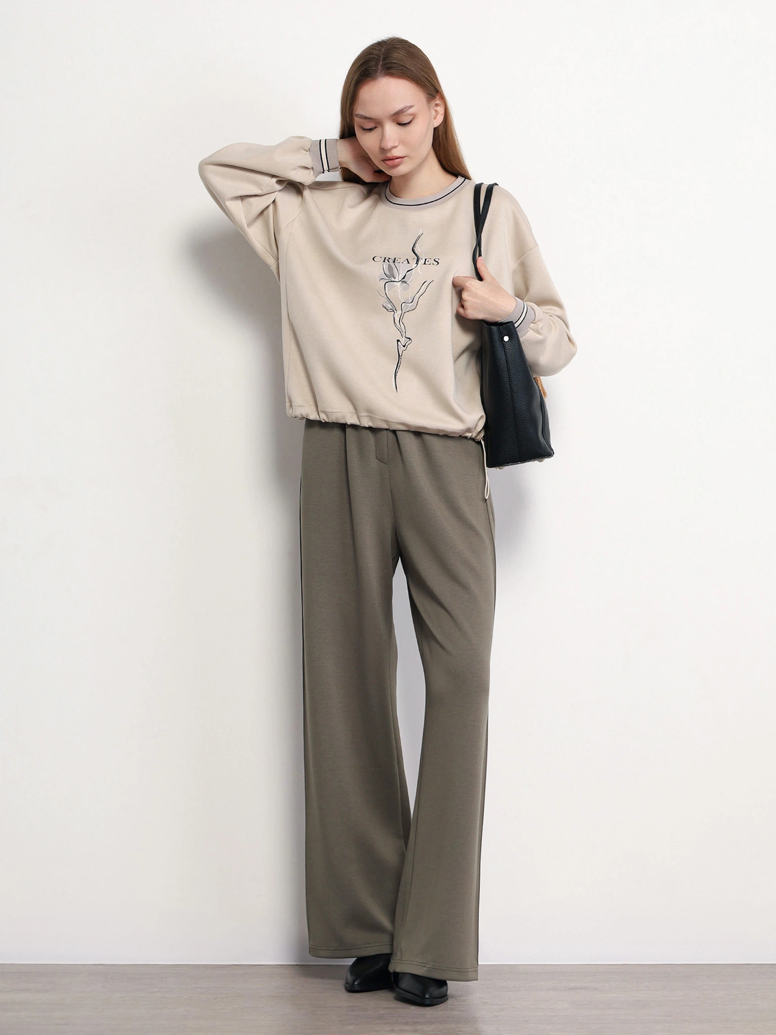 Джемпер бежевого цвета со стразами